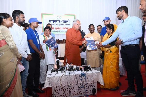 सीएम ने दो नवविवाहित जोड़ों को दिया विवाह पंजीयन प्रमाण-पत्र