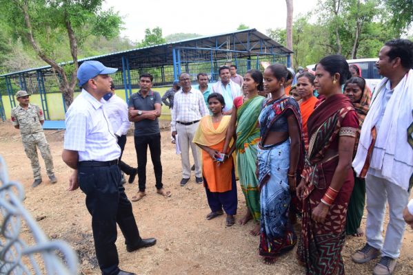 मुख्य सचिव ने पर्यटन स्थल और मुरनार गौठान पहुंच की महिला समूह से चर्चा