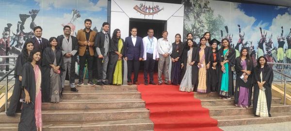 बच्चों को डॉक्टर की डिग्री लेता देख झलके परिजनों के आंसू