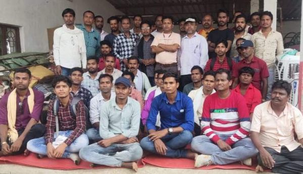 मूर्तिकार व चित्रकारों ने कलेक्टर को सौंपा ज्ञापन