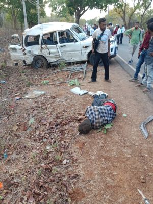 स्कार्पियो ने कार को मारी टक्कर, पीछे से टिप्पर ने ठोका, 2 मौतें, 6 घायल