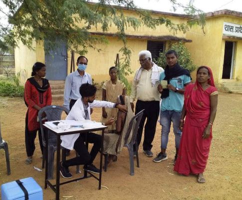 विशेष टीकाकरण अभियान में घर-घर जाकर लगा रहे टीका