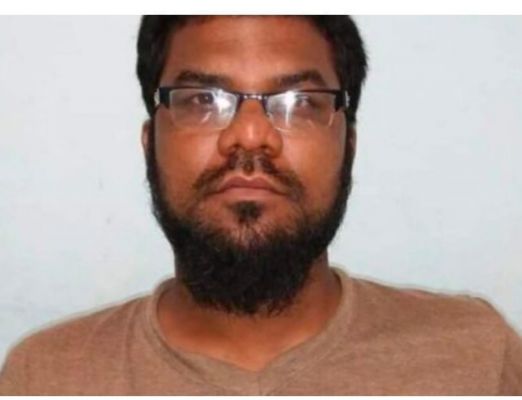 जिला बदर आदेश का उल्लंघन कर रहता था घर में