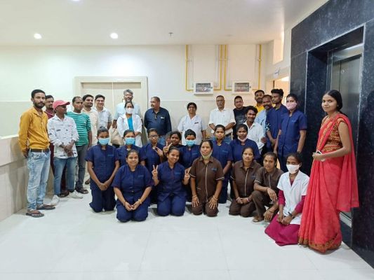 महापौर के हाथों संजीवनी अस्पताल की नर्सें सम्मानित