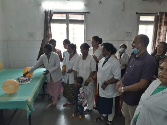 सामु. स्वा. केंद्र में केक काटकर मनाया नर्स दिवस नर्सों का सम्मान