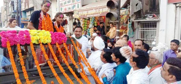 एवरेस्ट बेस कैंप की फतह कर लौटी  चंचल-रजनी का जोरदार स्वागत