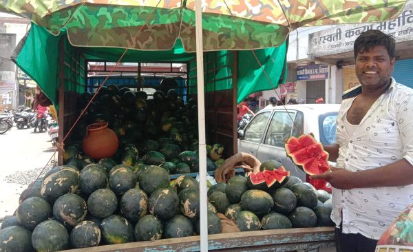 पार 44 डिग्री पर, गर्मी से लोग बेहाल