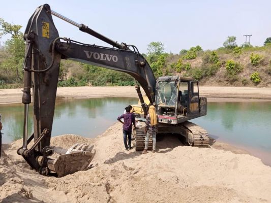 अवैध रेत खुदाई-परिवहन, पोकलेन सहित 3 हाईवा जब्त