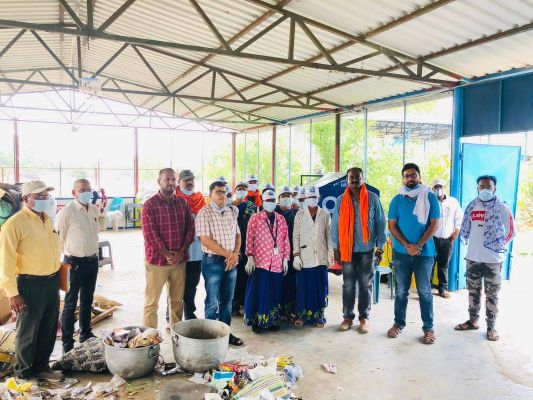 सरगुजा कलेक्टर ने गौठान-एसआरएलएम सेंटर का किया निरीक्षण