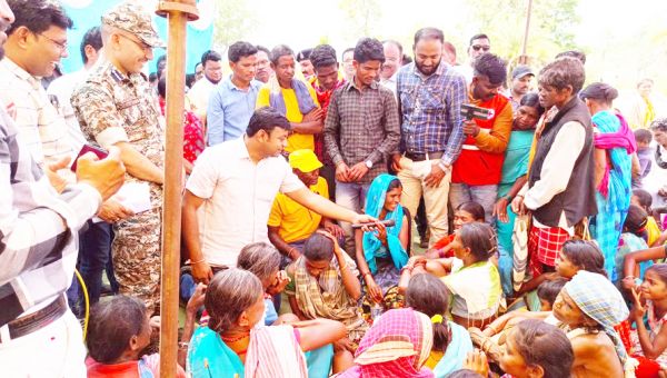 कांगेर घाटी के अतिसंवेदनशील चांदामेटा में पहली बार पहुंचे कलेक्टर-एसपी