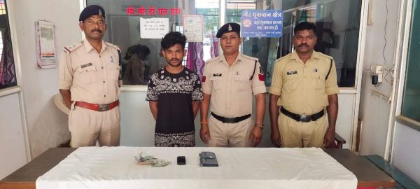 ग्रामीण महिला से पहले पूछा समय, फिर हाथ में रखा बैग छीन फरार