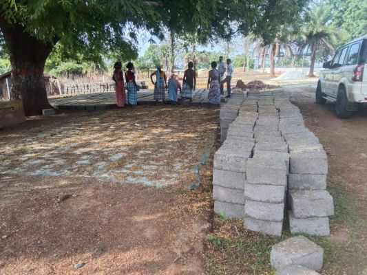 समूह की महिलाएं बना रही ईंट 