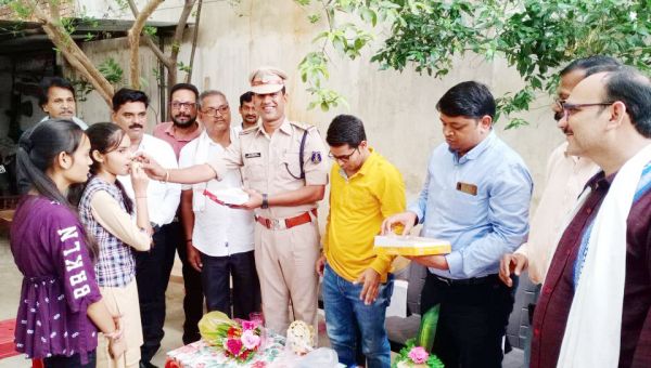 स्टेट टॉपर सुमन व कुसुम से मिले बरमकेला थाना प्रभारी