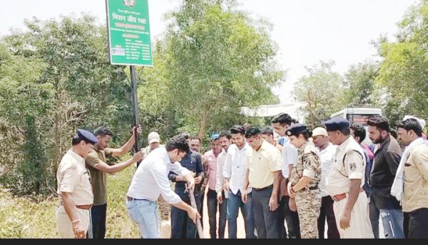 दुर्घटना रोकने चिन्हांकित क्षेत्र में बोर्ड लगाया