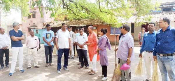 शासकीय कार्यालयों में चलाए जा रहे सफाई अभियान का कलेक्टर ने लिया जायजा