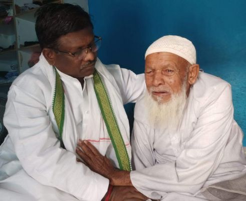 92 वर्षीय कांग्रेस नेता से मिलने पहुंचे विधायक बृहस्पत
