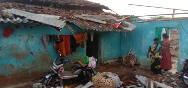 आंधी के साथ बारिश,कई घरों के छप्पर उड़े, पेड़ गिरे, बिजली के तार टूटे, मुआवजा बनाने प्रशासन जुटा