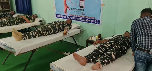 सीआरपीएफ डीआईजी समेत 25 जवानों ने किया रक्तदान