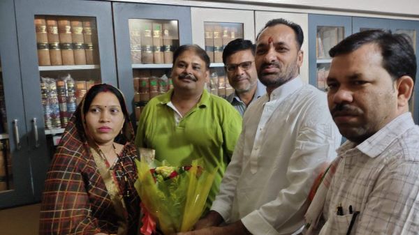 जिला अधिवक्ता संघ अध्यक्ष तिवारी को विधायक ने दी बधाई