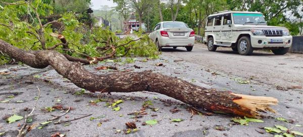 बेमौसम बारिश के साथ ओले गिरे