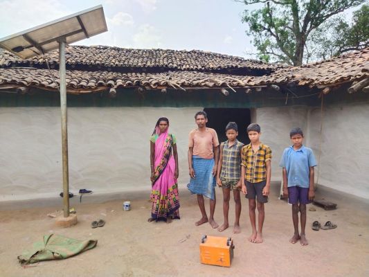 19 मतदाता, 8 घर के इस गांव में छाया अंधेरा, सौर ऊर्जा की होम लाइट खराब, नहीं सुध लेता क्रेडा विभाग