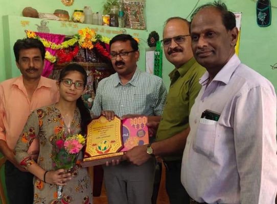 12वीं में जिले में अव्वल दिशा का डीईओ ने किया सम्मान