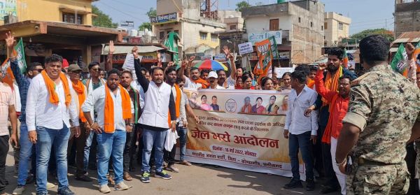 अभिव्यक्ति की आजादी छीनने वाले आदेश के खिलाफ सडक़ पर उतरे भाजपाई, दी गिरफ्तारियां