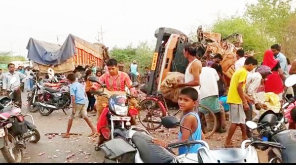 ट्रकें भिड़ीं, दोनों चालकों की मौत, गाड़ी में 7 घंटे फंसा रहा शव