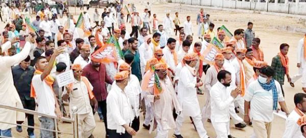 भाजपाई ने दी गिरफ्तारी, रिहाई