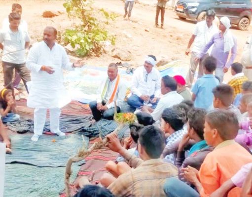 जंगल में बसे गांव में ग्रामीणों का हाल जानने पहुंचे विधायक