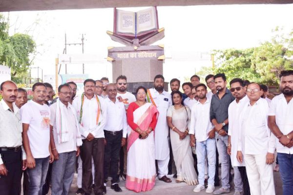 संविधान पुस्तिका का अनावरण