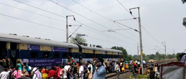 मेंटेनेंस की बड़ी खामी, ट्रेन पर टूटा बिजली तार, यात्रियों में मचा हड़कंप, कोई जनहानि नहीं