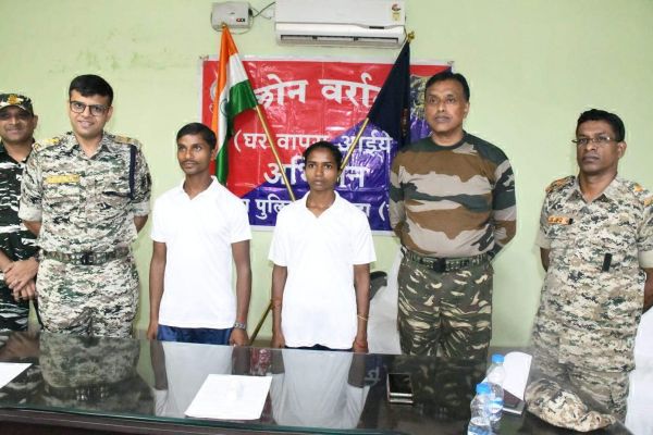 7 लाख के ईनामी नक्सल दंपत्ति का समर्पण