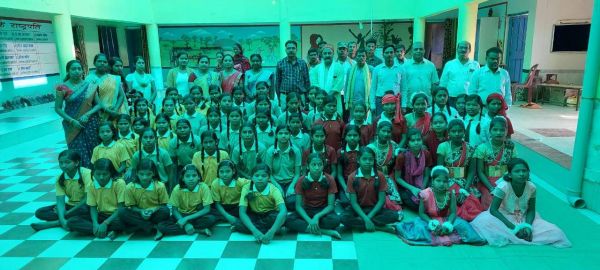 कस्तूरबा विद्यालय में 15 दिनी समर कैंप, बालिकाओं ने सीखीं सजावट के सामान बनाना