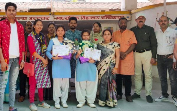 श्रुति-मनिता को आदित्येश्वर ने किया सम्मानित