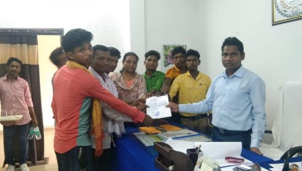 कई साल से शिक्षक नदारद, सरपंच-ग्रामीण 40 किमी साइकिल से पहुंचे कोंटा  