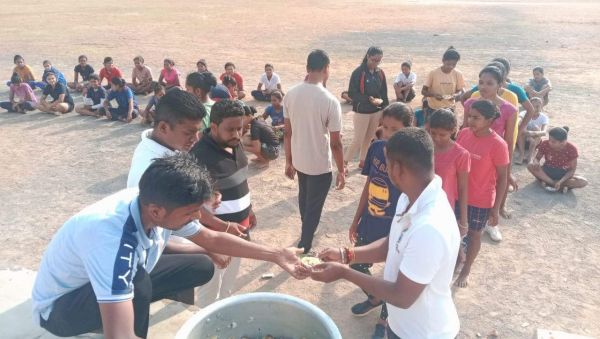 सेना भर्ती प्रशिक्षण ले रहे बच्चों को शांति फाउंडेशन ने दिया आहार