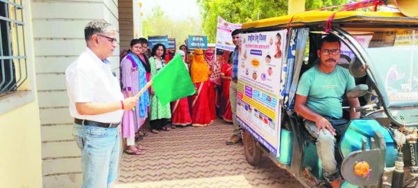 सीएचएमओ ने झंडी दिखाकर रथ को रवाना किया