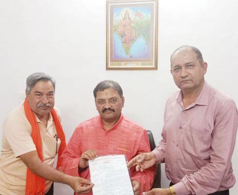 ट्रेनों की बहाली व ठहराव को लेकर सांसद से चर्चा
