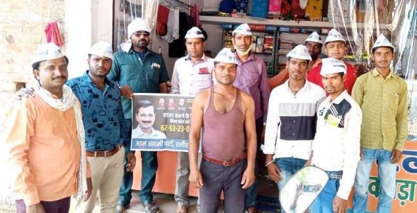 आप  चला रहा गांव-गांव पोस्टर अभियान