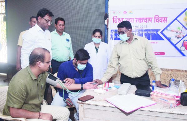 कलेक्टर-सीईओ ने करवाई उच्च रक्तचाप जांच कलेक्टोरेट में शिविर आयोजित