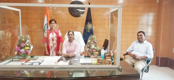संजना बोली-कलेक्टर बनाना चाहती हूं, उपहार स्वरूप कलेक्टर अपनी कुर्सी दे दी