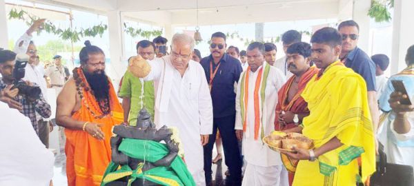 सीएम ने की रामलिंगेश्वर स्वामी की पूजा, प्रदेश में खुशहाली मांगी