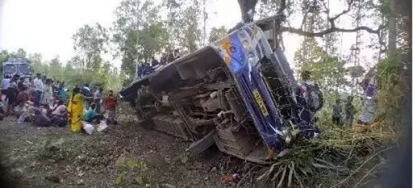 प्रयागराज से आ रही तेज रफ्तार यात्री बस पलटी, 10 घायल
