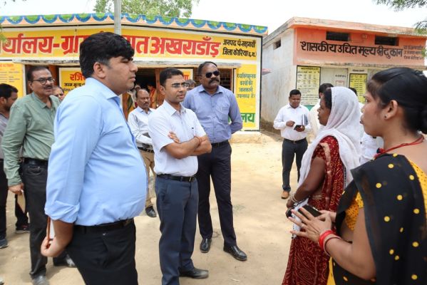 दुबछोला-अखराडांड़ पहुंचे कलेक्टर, शासकीय कार्यों और गतिविधियों का निरीक्षण