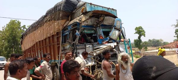 ओवरटेक करते दो ट्रक में टक्कर फंसे ड्राइवर को मुश्किल से निकाला