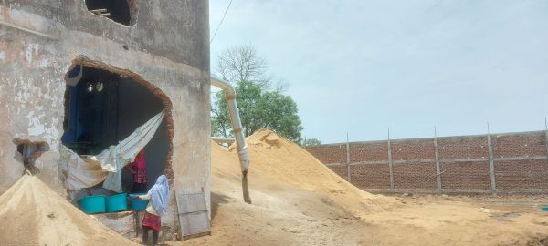 राइस मिल से निकलने वाले प्रदूषण से तंग ग्रामीणों ने की एसडीएम से शिकायत