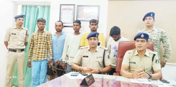 राहगीरों से मारपीट-लूट, 5 पकड़ाए