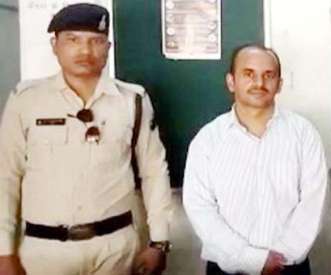 आंबा कार्यकर्ताओं और सहायिकाओं से ठगी करने वाला पकड़ाया