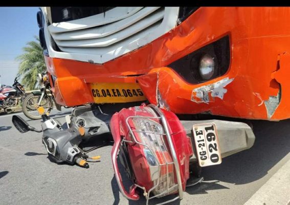जुगानी पुल के पास बस-स्कूटी की भिड़ंत, 3 मौतें